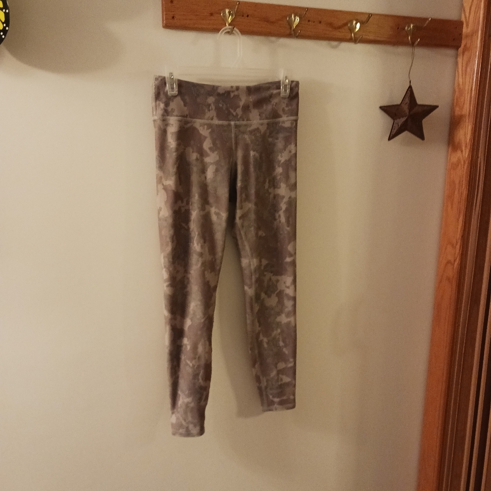 BECCA Leggings Size L Camouflage